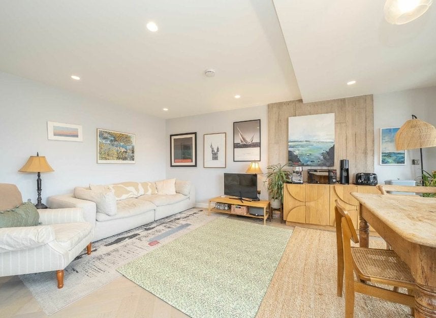 Flat Gransden Avenue in Greater London