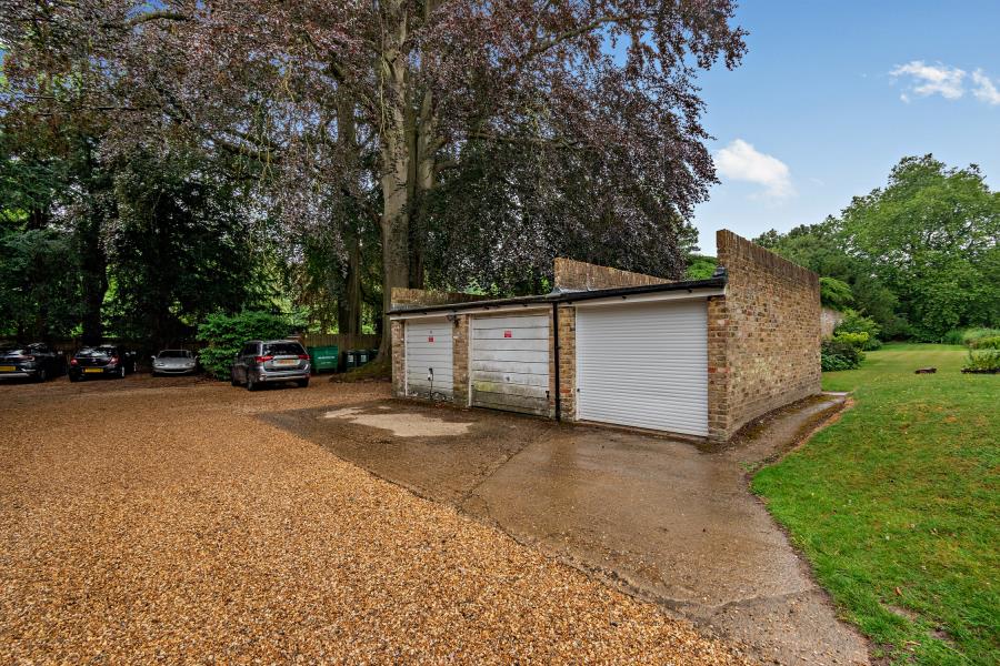 Flat Loudwater Lane in Three Rivers