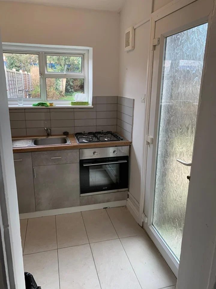 Room Carlyle Road in Greater London
