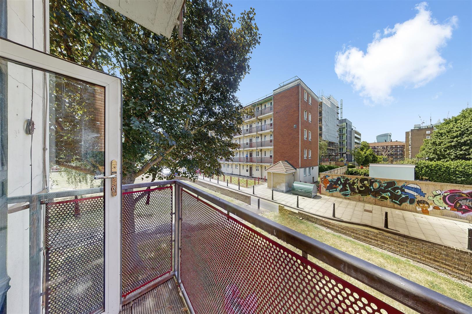 Flat Crowder Street in Greater London