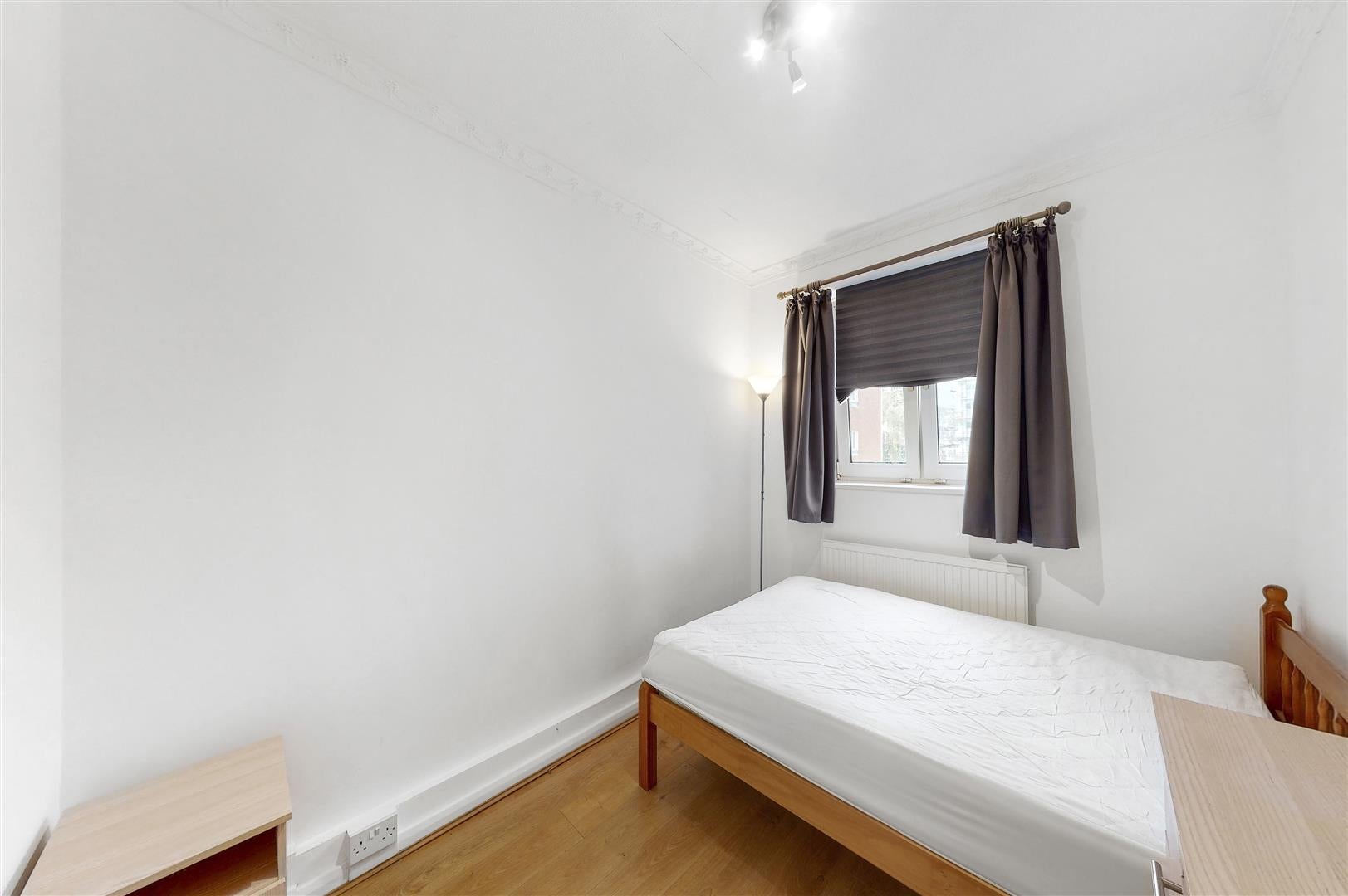Flat Crowder Street in Greater London