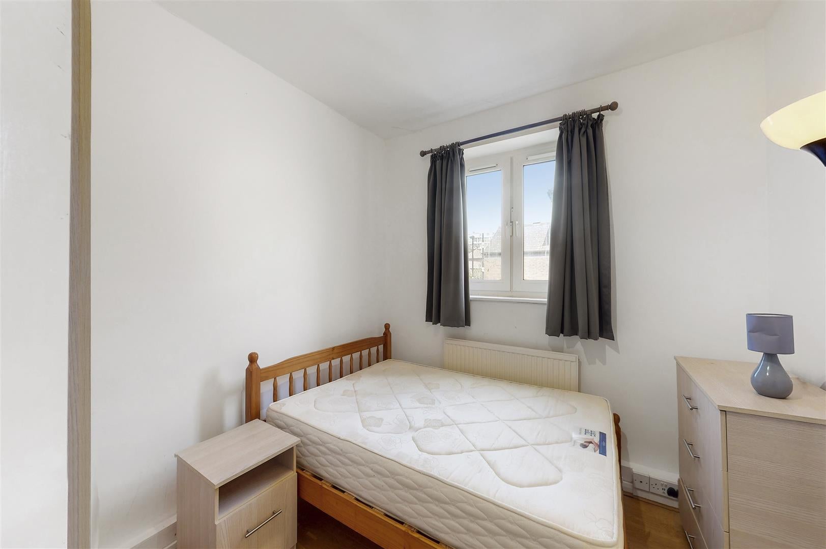 Flat Crowder Street in Greater London