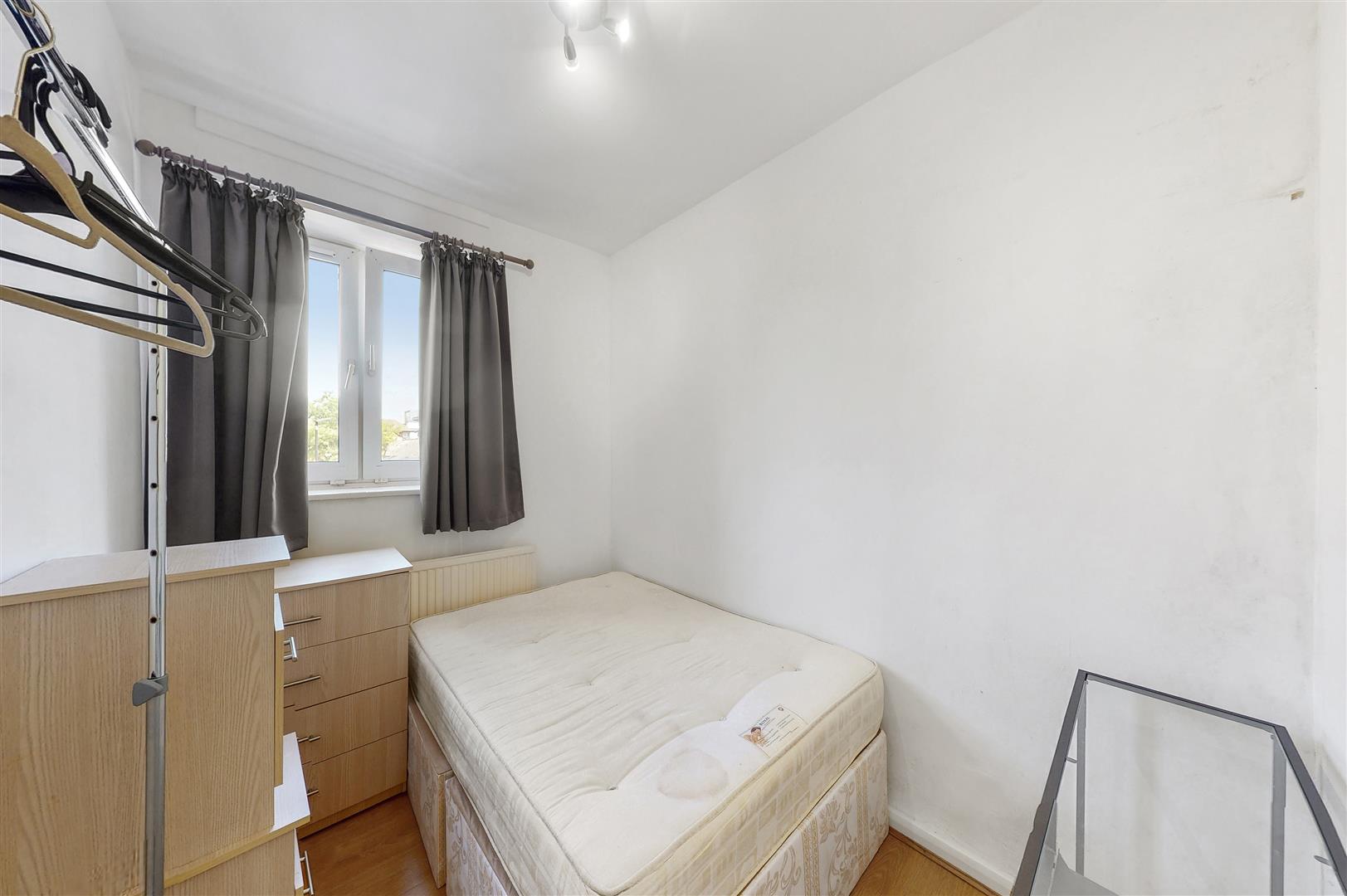 Flat Crowder Street in Greater London