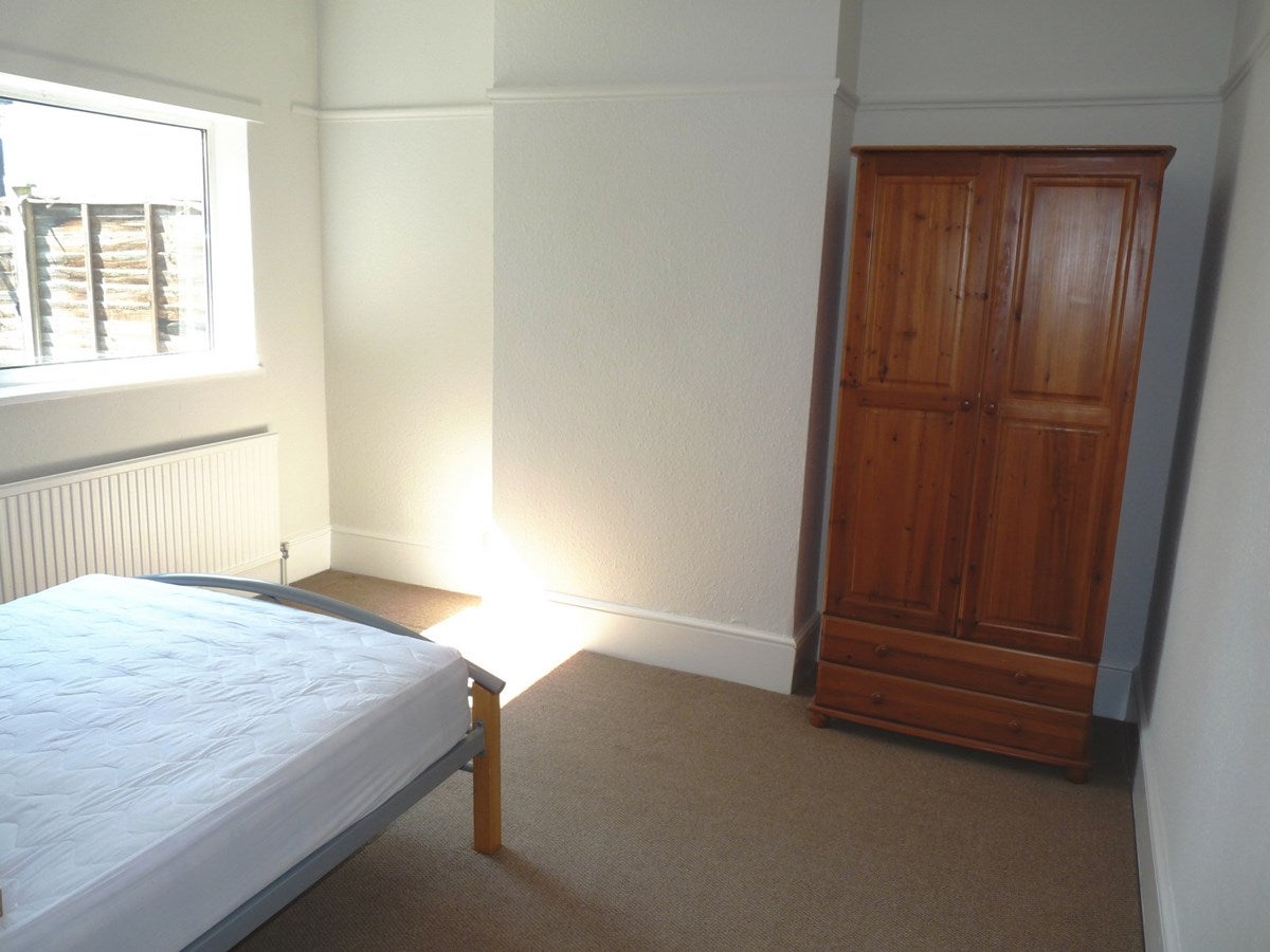 Flat Kenton Road in Greater London