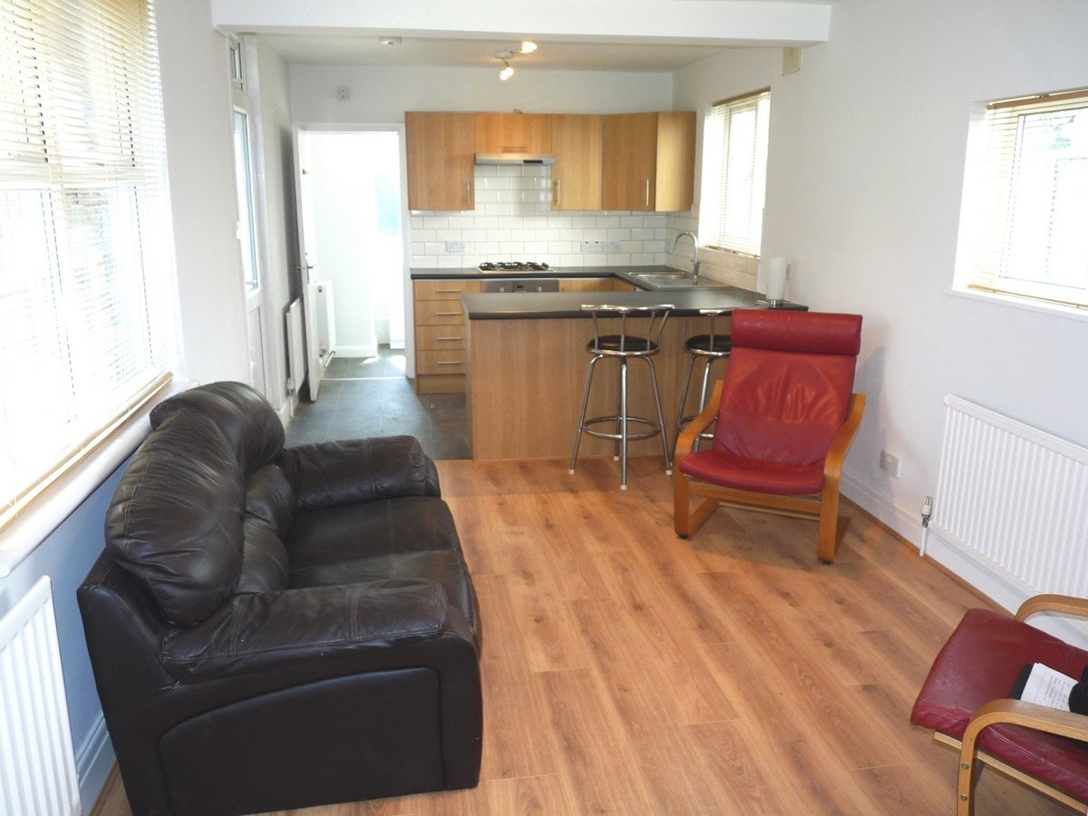 Flat Kenton Road in Greater London