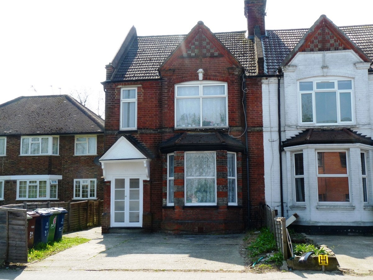 Flat Kenton Road in Greater London