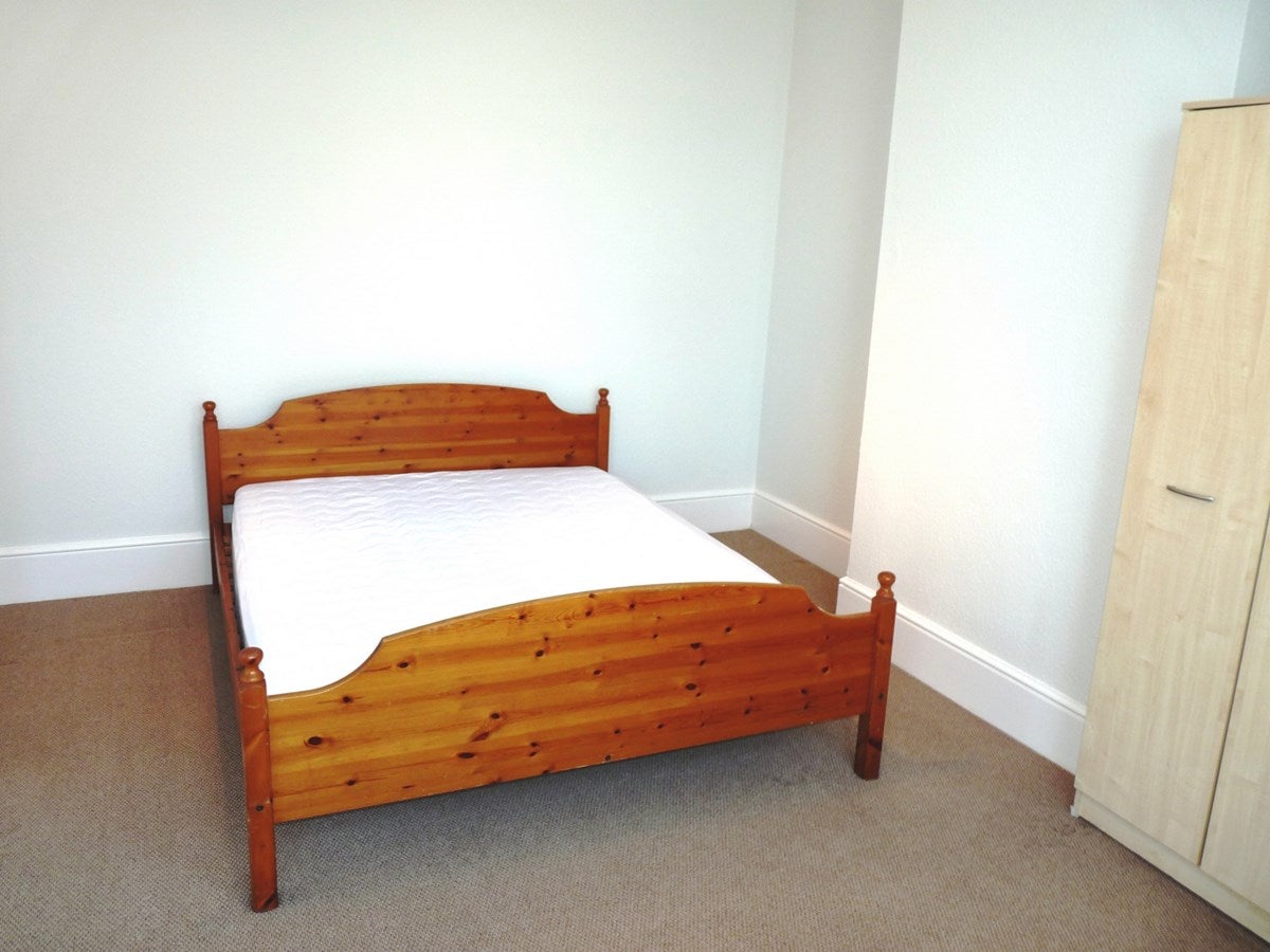 Flat Kenton Road in Greater London