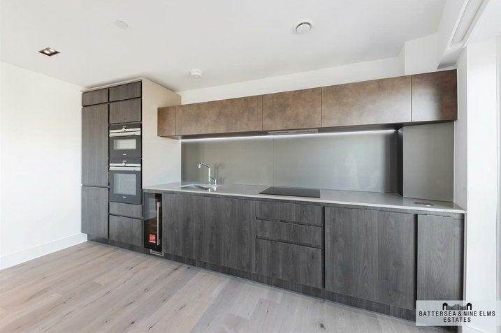 Flat Miles Street in Greater London