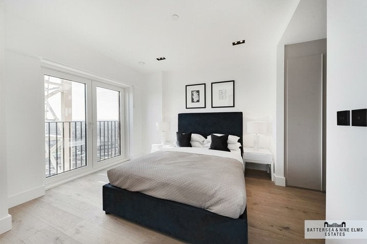 Flat Miles Street in Greater London