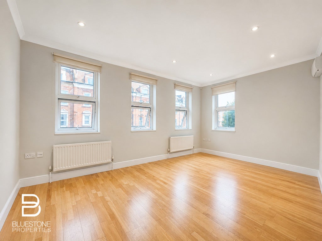 Flat Bedford Hill in Greater London