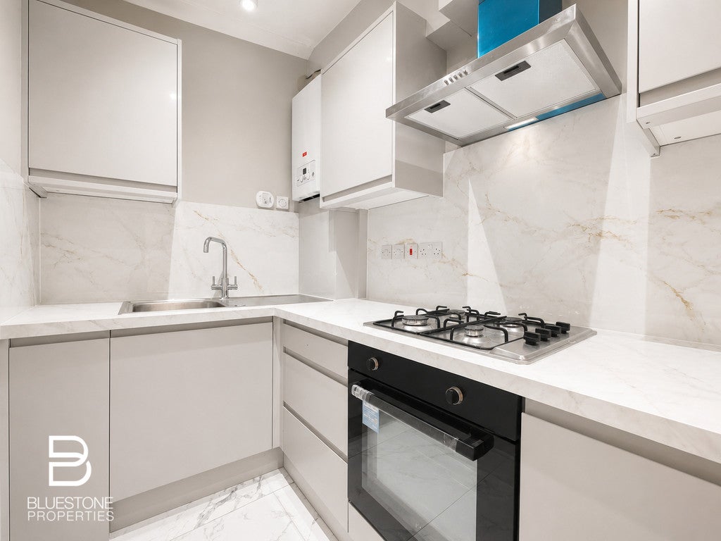 Flat Bedford Hill in Greater London