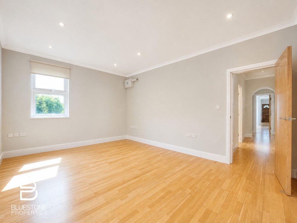 Flat Bedford Hill in Greater London