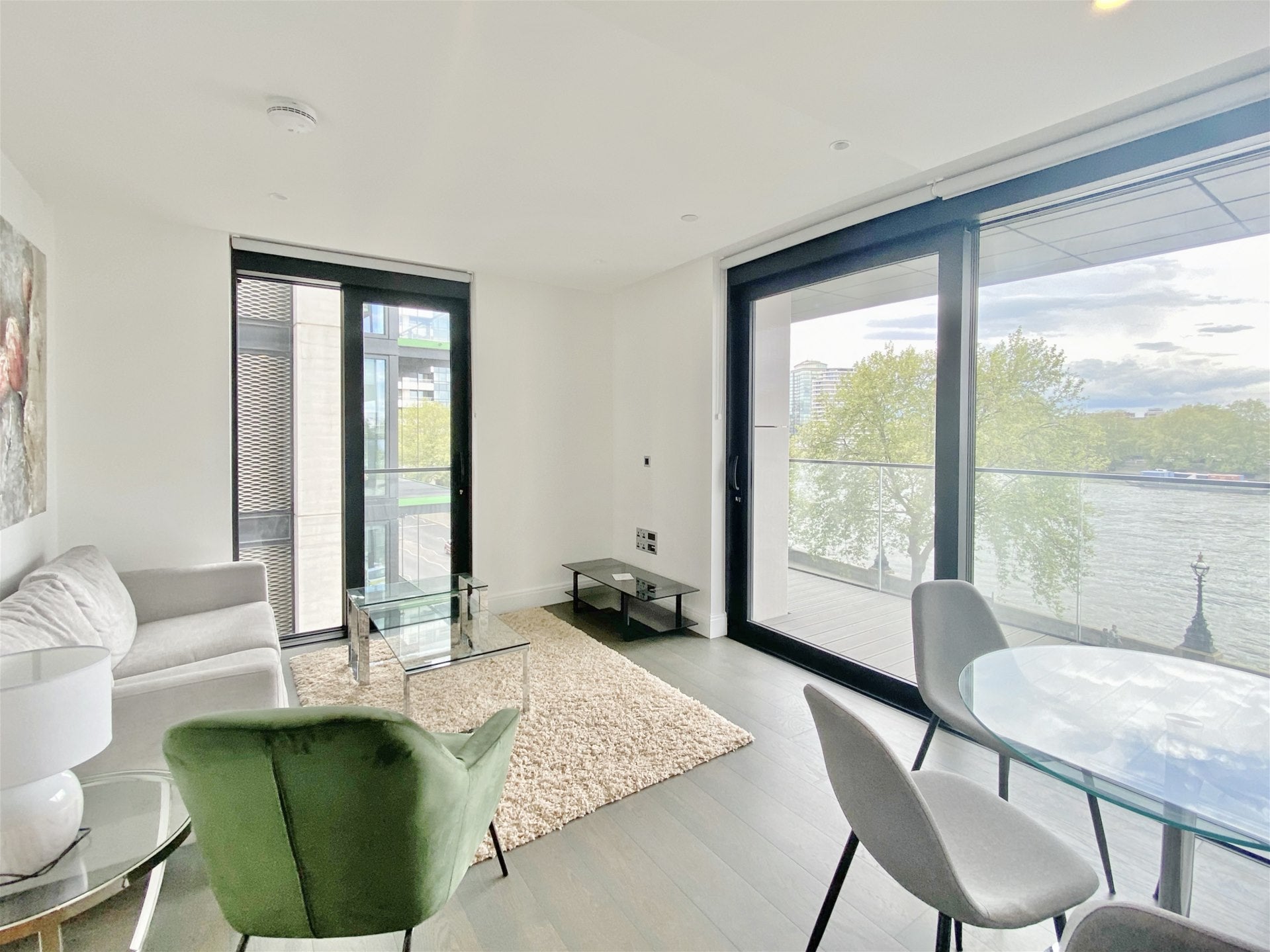 Flat Albert Embankment in Greater London