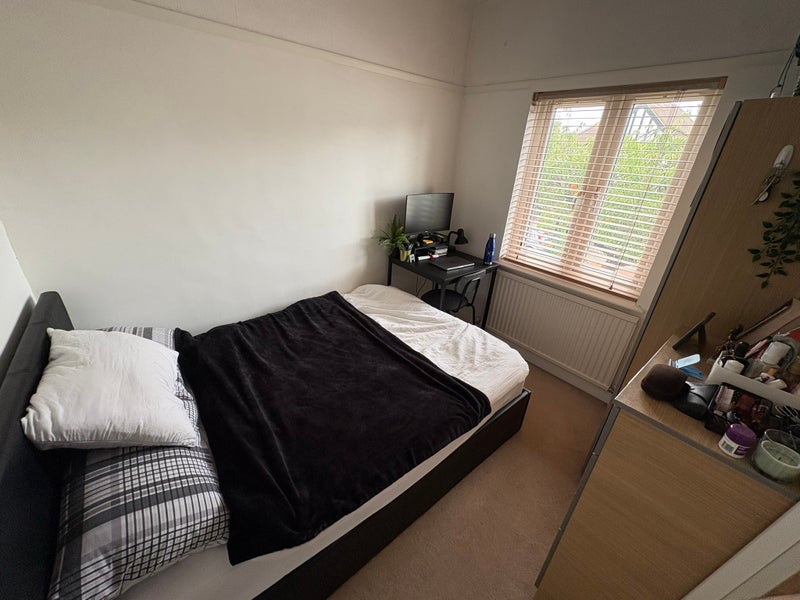 Room Wentworth Avenue in Greater London