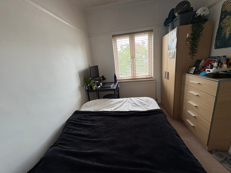 Room Wentworth Avenue in Greater London