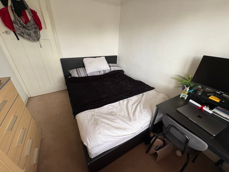 Room Wentworth Avenue in Greater London
