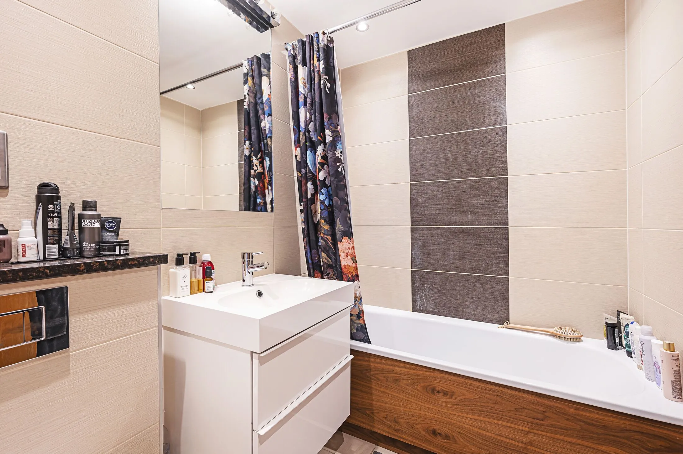 Flat Flower and Dean Walk in Greater London