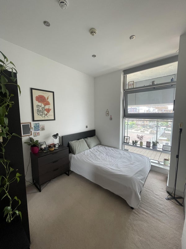 Room Commercial Road in Greater London