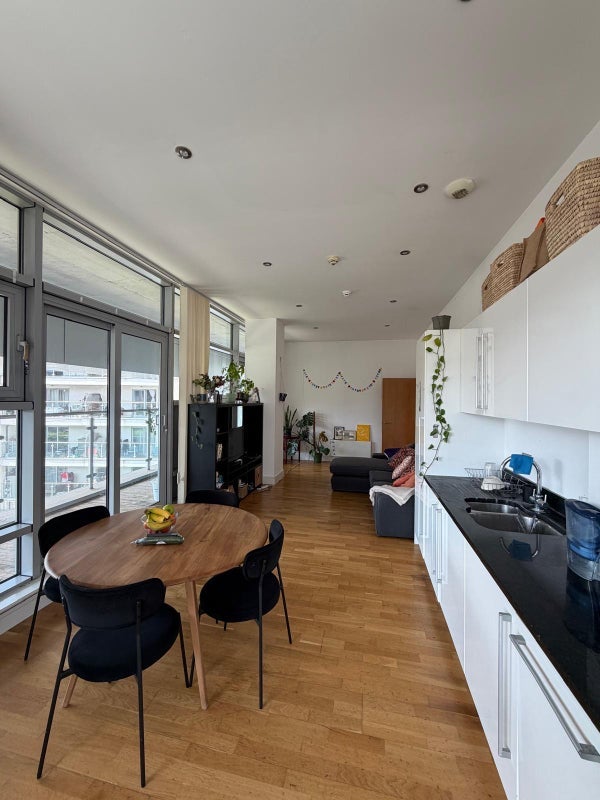 Room Commercial Road in Greater London