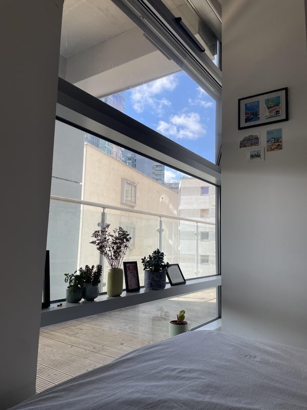 Room Commercial Road in Greater London
