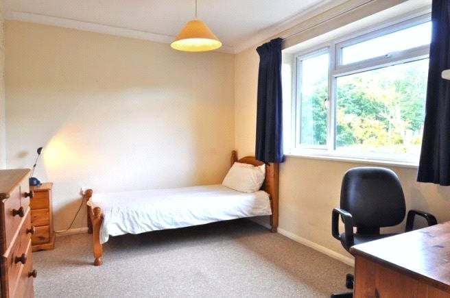 Flat Cherrywood Avenue in Borough of Runnymede