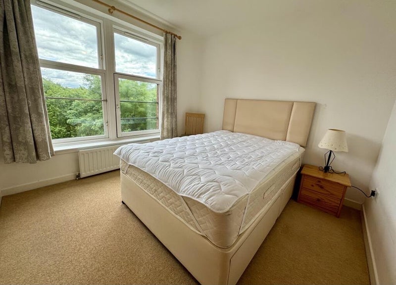 Room Garrioch Road in Glasgow