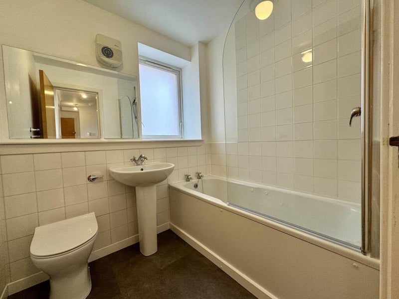 Room Garrioch Road in Glasgow