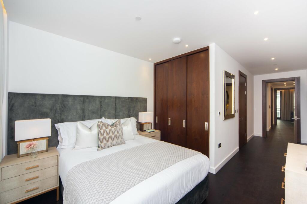 Flat Charles Grinling Walk in London