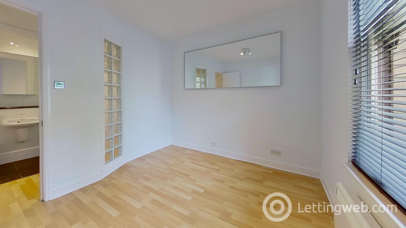 Flat Hughenden Gardens in Glasgow