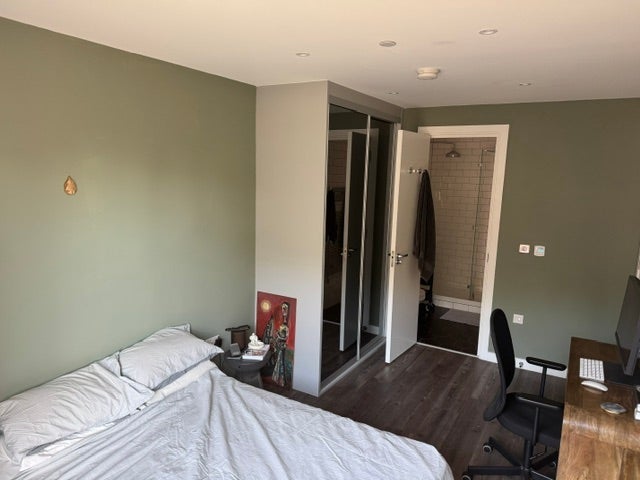 Room Wallis Road in Greater London