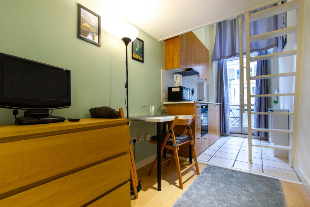 Flat Penywern Road in Greater London