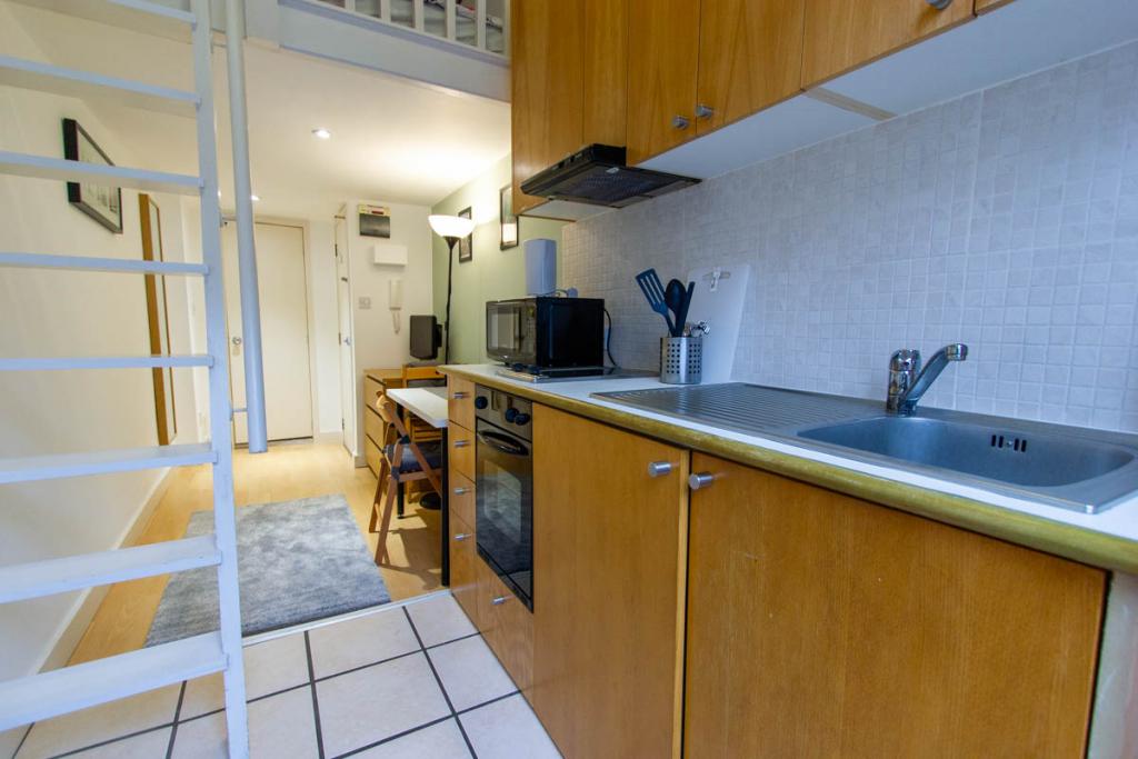 Flat Penywern Road in Greater London