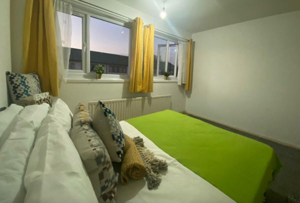 Room Chesnut Road in London