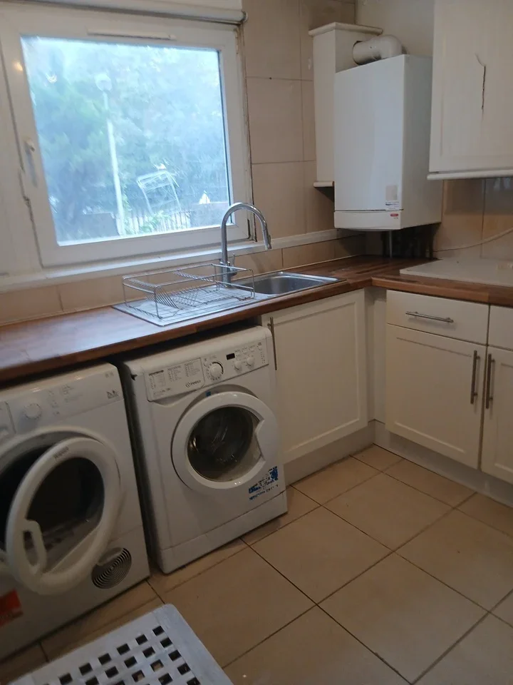 Flat Alma Street in Greater London