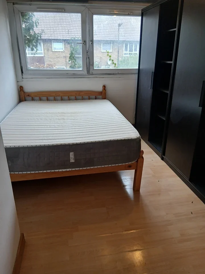Flat Alma Street in Greater London