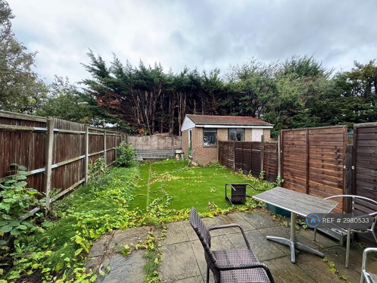 Flat Robin Hood Way in Greater London
