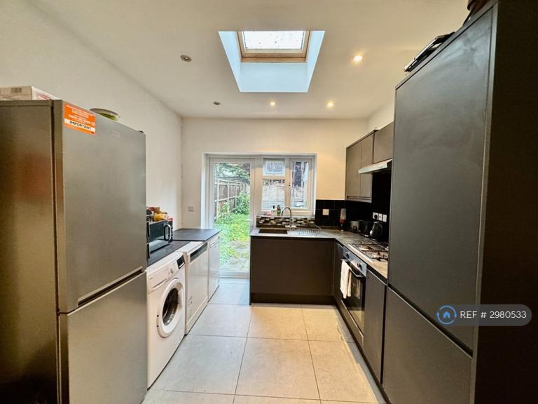 Flat Robin Hood Way in Greater London
