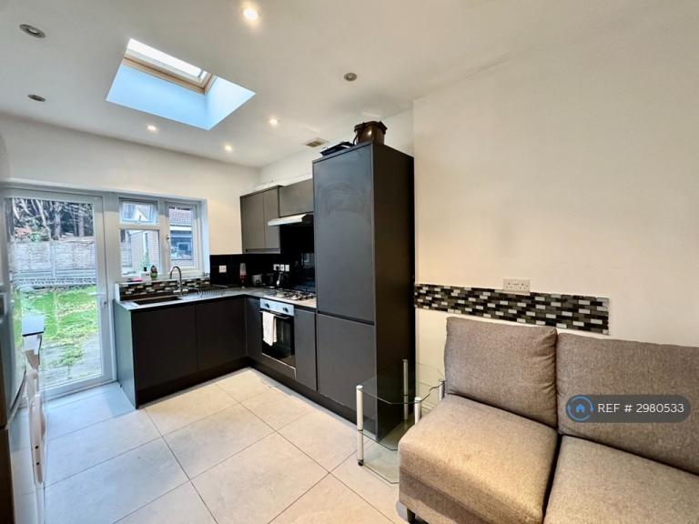 Flat Robin Hood Way in Greater London