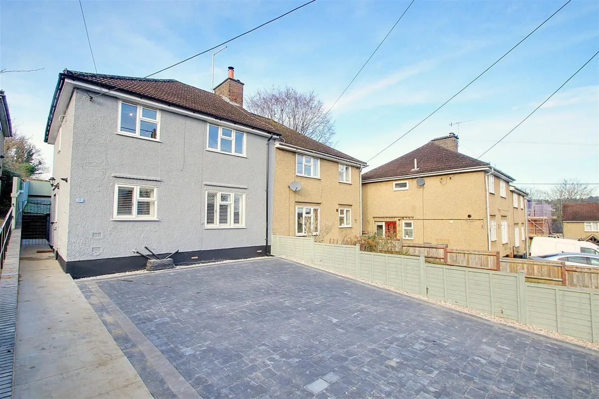 House Woodlands Avenue in Dacorum
