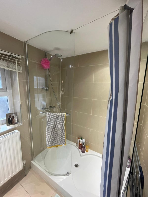 Room Bloemfontein Road in Greater London