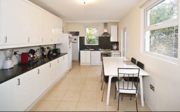Room Bloemfontein Road in Greater London