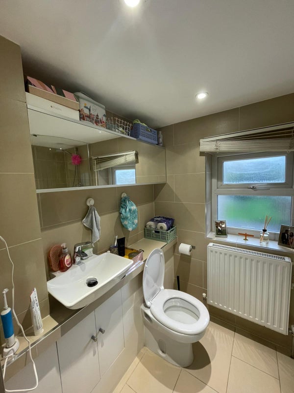 Room Bloemfontein Road in Greater London