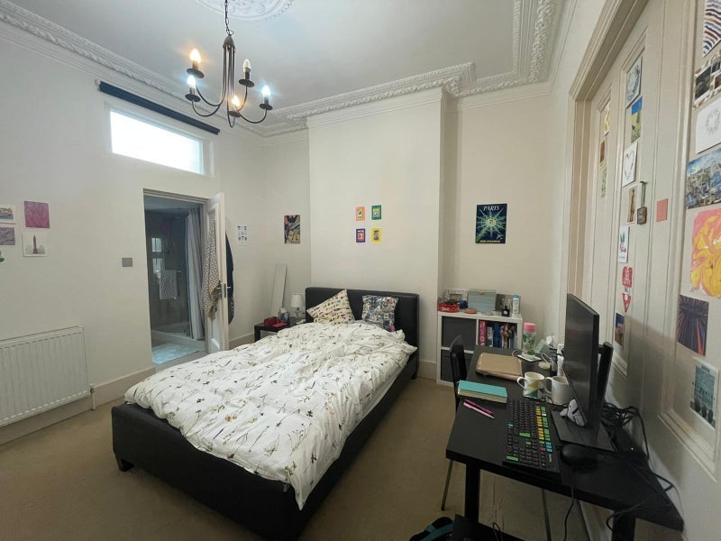 Room Bloemfontein Road in Greater London