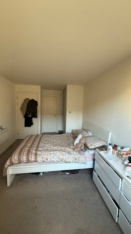 Room Narrow Street in Greater London
