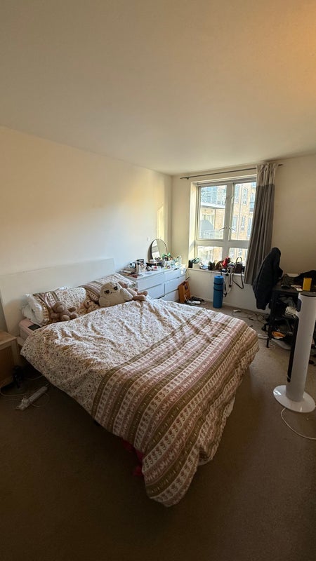 Room Narrow Street in Greater London