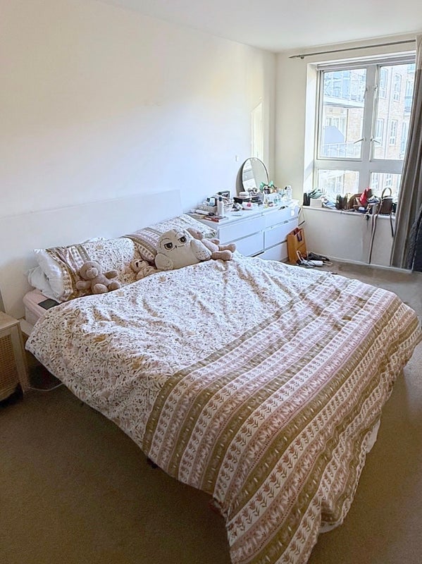 Room Narrow Street in Greater London