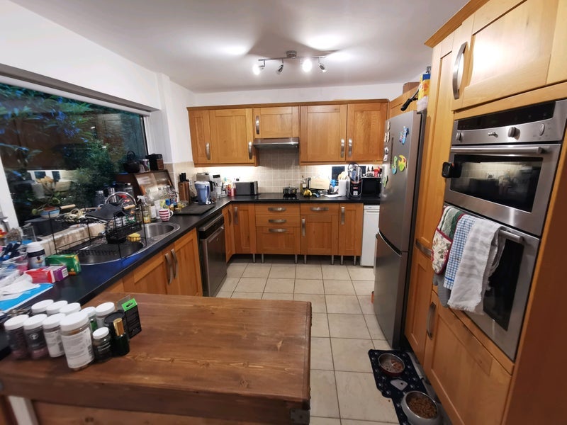 Room Stonefield Close in Crawley