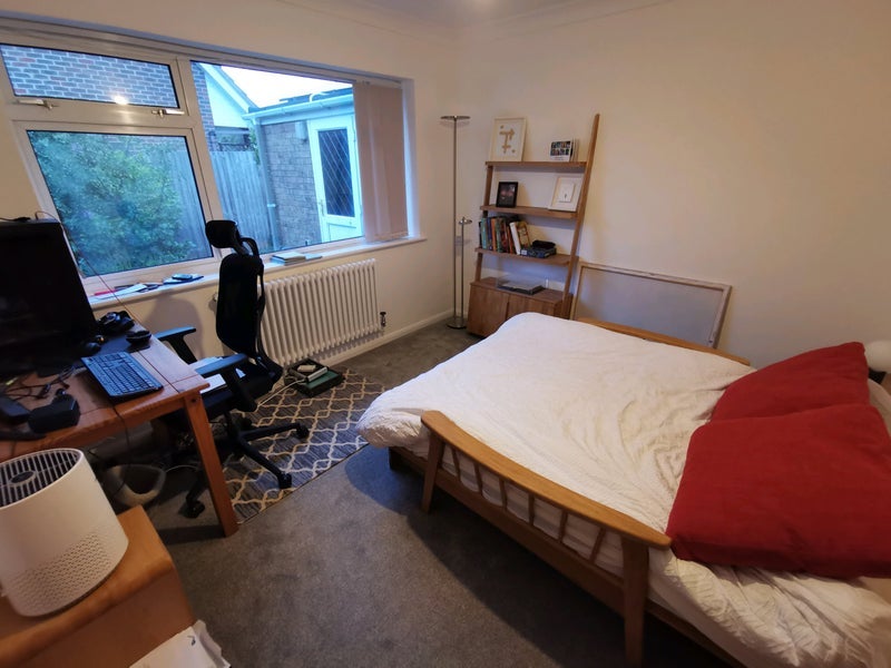 Room Stonefield Close in Crawley