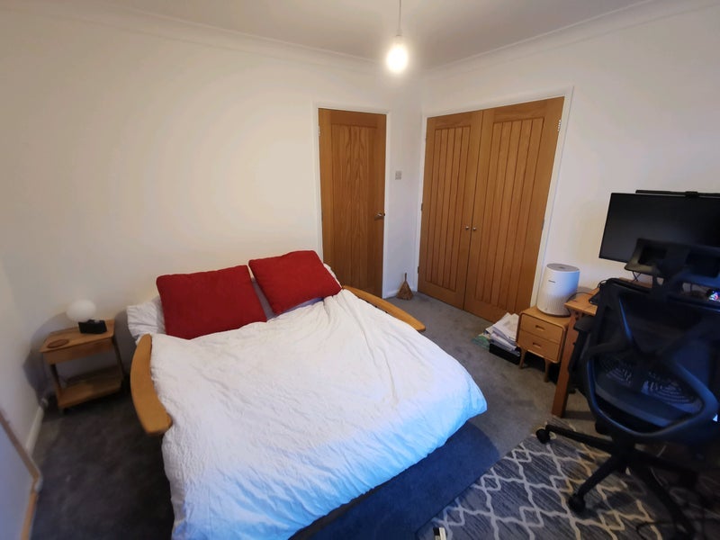 Room Stonefield Close in Crawley