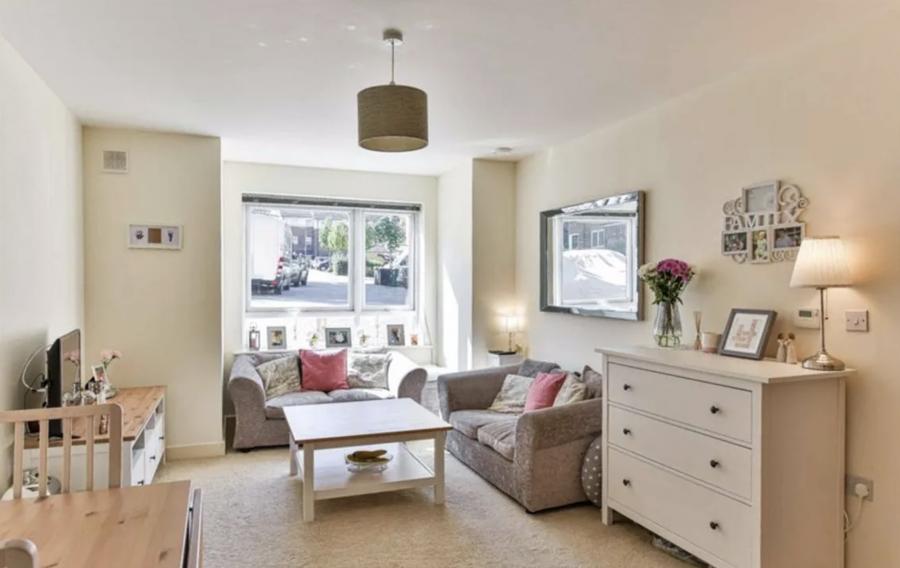 Flat Dalmeny Way in Epsom and Ewell